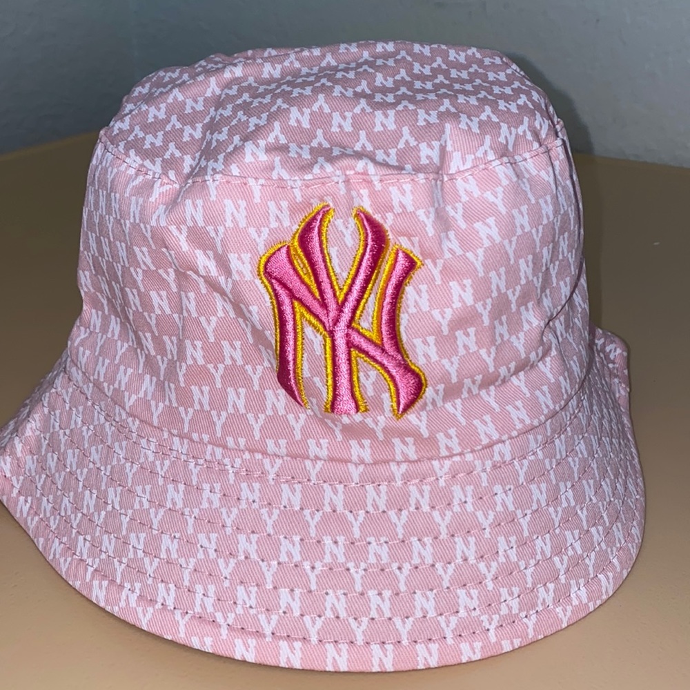 Reversible pink NY bucket hat